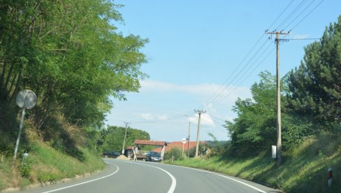 BAKA OD 80 GODINA SPASILA MLADIĆA: Hrabra Dobrila uletela je u auto u plamenu BAKA OD 80 GODINA SPASILA MLADIĆA: Hrabra Dobrila uletela je u auto u plamenu