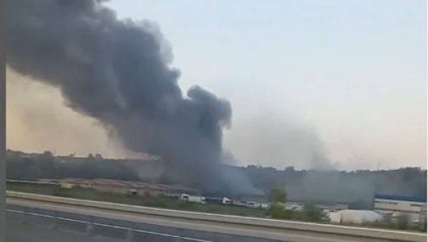 ВАТРА ЗАХВАТИЛА МАГАЦИН И УПРАВНУ ЗГРАДУ: Локализован пожар на Чукарици (ВИДЕО) ВАТРА ЗАХВАТИЛА МАГАЦИН И УПРАВНУ ЗГРАДУ: Локализован пожар на Чукарици (ВИДЕО)