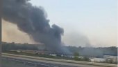 ВАТРА ЗАХВАТИЛА МАГАЦИН И УПРАВНУ ЗГРАДУ: Локализован пожар на Чукарици (ВИДЕО) ВАТРА ЗАХВАТИЛА МАГАЦИН И УПРАВНУ ЗГРАДУ: Локализован пожар на Чукарици (ВИДЕО)