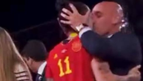 SKANDAL NA DODELI MEDALJA: Predsednik na silu poljubio fudbalerku u usta (VIDEO)