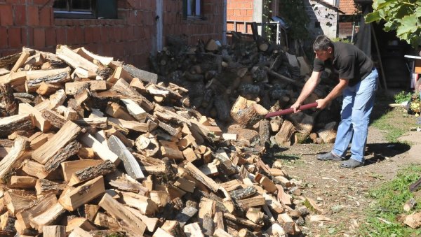 ЗА ЗИМУ БЕЗ БРИГА: Краљевчани увелико припремају огрев ЗА ЗИМУ БЕЗ БРИГА: Краљевчани увелико припремају огрев