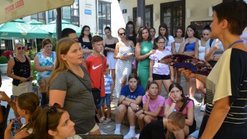 ОВО ЈЕ ТРЕЋА ГЕНЕРАЦИЈА НАШИХ ИСЕЉЕНИКА: Српски језик уче од малих ногу, не заборављају своје корене (ФОТО) ОВО ЈЕ ТРЕЋА ГЕНЕРАЦИЈА НАШИХ ИСЕЉЕНИКА: Српски језик уче од малих ногу, не заборављају своје корене (ФОТО)
