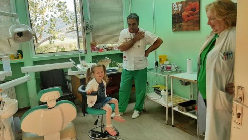 OPREMLJENA DEČJA STOMATOLOŠKA ORDINACIJA U REKOVCU: Vlada Srbije izdvojila više od 1,2 miliona dinara (FOTO) OPREMLJENA DEČJA STOMATOLOŠKA ORDINACIJA U REKOVCU: Vlada Srbije izdvojila više od 1,2 miliona dinara (FOTO)