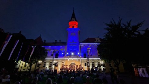 KONCERT ISPRED GRADSKE KUĆE: Policijski orkestar Srpske svirao u Kikindi