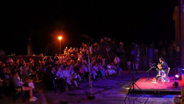 ЗАВРШЕН 17. ГИТАР АРТ ФЕСТ: Музика гитара, тамбурице, виолина и глас Божа Врећа освојили херцегновску публику ЗАВРШЕН 17. ГИТАР АРТ ФЕСТ: Музика гитара, тамбурице, виолина и глас Божа Врећа освојили херцегновску публику