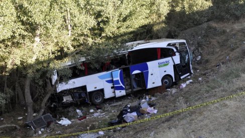(UZNEMIRUJUĆI VIDEO) AUTOBUS SLETEO U JARUGU, POGINULO 12 PUTNIKA: Teška saobraćajna nesreća - velika tragedija potresla Tursku (UZNEMIRUJUĆI VIDEO) AUTOBUS SLETEO U JARUGU, POGINULO 12 PUTNIKA: Teška saobraćajna nesreća - velika tragedija potresla Tursku
