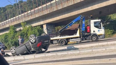 PRVA SLIKA NAKON NESREĆE U RAKOVICI: Automobil na krovu, srča svuda po putu, dvoje povređenih