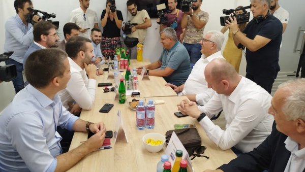 ПИТАЈУ ЛИ СЕ ГРАЂАНИ ИЛИ КВИНТА? Амбасадори САД и Немачке против уласка ЗБЦГ у владу, Спајић треба до краја седмице да покаже има ли кичму ПИТАЈУ ЛИ СЕ ГРАЂАНИ ИЛИ КВИНТА? Амбасадори САД и Немачке против уласка ЗБЦГ у владу, Спајић треба до краја седмице да покаже има ли кичму