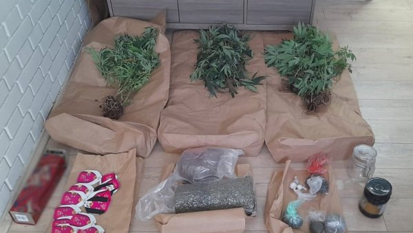 ИМПРОВИЗОВАНА ЛАБОРАТОРИЈА У СТАНУ: У Новом Саду ухапшен Д. К. (38) осумњичен за неовлашћену производњу дроге ИМПРОВИЗОВАНА ЛАБОРАТОРИЈА У СТАНУ: У Новом Саду ухапшен Д. К. (38) осумњичен за неовлашћену производњу дроге