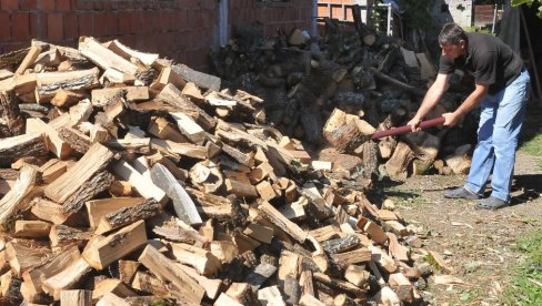 КОЈЕ ДРВО ЈЕ НАЈБОЉЕ ЗА ОГРЕВ: Стручњак открива које даје највише топлоте и најдуже гори