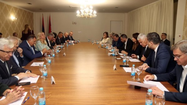 ОТКОЧЕН ПУТ КА ЕВРОПИ Лидери партија БиХ које чине власт коначно једногласни. За министра финансија БиХ долази Срђан Амиџић, кадар СНСД ОТКОЧЕН ПУТ КА ЕВРОПИ Лидери партија БиХ које чине власт коначно једногласни. За министра финансија БиХ долази Срђан Амиџић, кадар СНСД