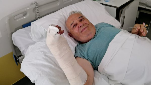 БИЛА ЈЕ СКРОЗ РАСТАВЉЕНА ОД РУКЕ Исповест човека којем је циркулар за дрва потпуно одсекао шаку - лекари је саставили (ВИДЕО) БИЛА ЈЕ СКРОЗ РАСТАВЉЕНА ОД РУКЕ Исповест човека којем је циркулар за дрва потпуно одсекао шаку - лекари је саставили (ВИДЕО)