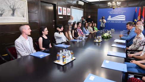 NAJBOLJIM DIPLOMCIMA FAKULTETA U VOJVODINI PLAĆENA STRUČNA PRAKSA: Godinu rad po ugovoru, potom moguć stalni radni odnos NAJBOLJIM DIPLOMCIMA FAKULTETA U VOJVODINI PLAĆENA STRUČNA PRAKSA: Godinu rad po ugovoru, potom moguć stalni radni odnos