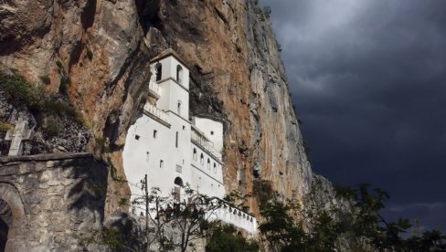 KO NE SME DA KROČI NA OSTROG? Pravila koja se poštuju u pravoslavnoj svetinji