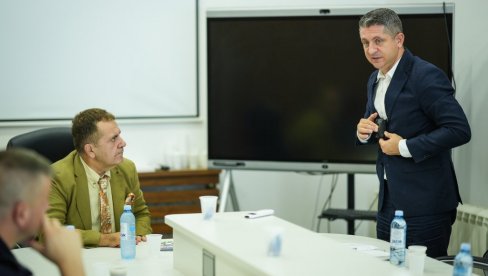 БОДИ-КАМЕРЕ И НА ПРОТЕСТИМА: Саобраћајна полиција презентовала омбудсману функционисање нове опреме коју ће носити на униформи БОДИ-КАМЕРЕ И НА ПРОТЕСТИМА: Саобраћајна полиција презентовала омбудсману функционисање нове опреме коју ће носити на униформи