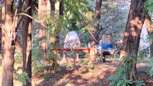 KOMŠIJA NA LIVADI DRŽI KONCERTE Žitelji dela Mirijeva nemaju mira od čoveka koji pušta muziku KOMŠIJA NA LIVADI DRŽI KONCERTE Žitelji dela Mirijeva nemaju mira od čoveka koji pušta muziku