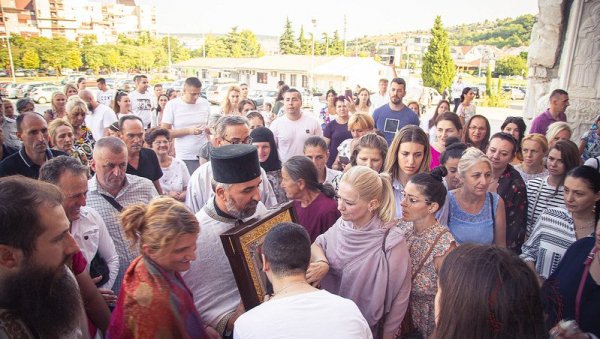 МИРОТОЧИ ВЕЋ 24 ГОДИНЕ И НАЗИВА СЕ ЖИВА: Чудотворна икона из Русије стигла у Црну Гору (ФОТО)