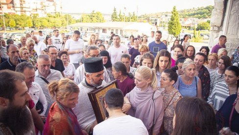 MIROTOČI VEĆ 24 GODINE I NAZIVA SE ŽIVA: Čudotvorna ikona iz Rusije stigla u Crnu Goru (FOTO)