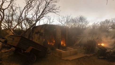 NA FLORIDI VANREDNO STANJE: U Grčkoj opet požari, tropska oluja pogodila Kubu NA FLORIDI VANREDNO STANJE: U Grčkoj opet požari, tropska oluja pogodila Kubu