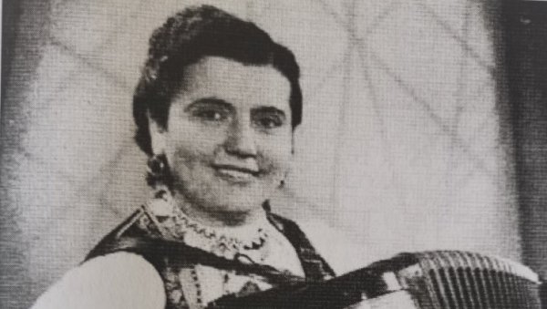 ПРЕ 100 ГОДИНА РОЂЕНА ЈЕ ЧАРОБНИЦА НА ХАРМОНИЦИ: Поклонила јој се и енглеска краљица ПРЕ 100 ГОДИНА РОЂЕНА ЈЕ ЧАРОБНИЦА НА ХАРМОНИЦИ: Поклонила јој се и енглеска краљица