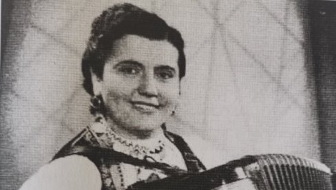 PRE 100 GODINA ROĐENA JE ČAROBNICA NA HARMONICI: Poklonila joj se i engleska kraljica PRE 100 GODINA ROĐENA JE ČAROBNICA NA HARMONICI: Poklonila joj se i engleska kraljica
