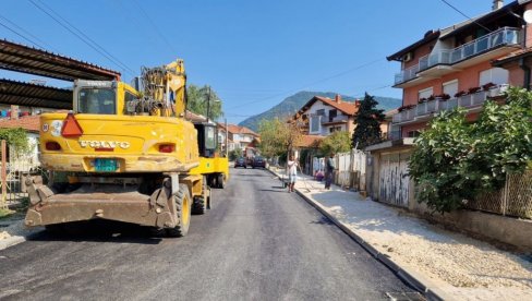 ПОЧЕЛО АСФАЛТИРАЊЕ У ВРАЊУ: Важне саобраћајнице на реду ПОЧЕЛО АСФАЛТИРАЊЕ У ВРАЊУ: Важне саобраћајнице на реду