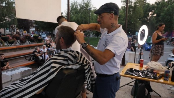 ХУМАНИТАРНО ШИШАЊЕ У ВРШЦУ: Фризери прикупили 100.000 за помоћ Нађи и Мартину ХУМАНИТАРНО ШИШАЊЕ У ВРШЦУ: Фризери прикупили 100.000 за помоћ Нађи и Мартину