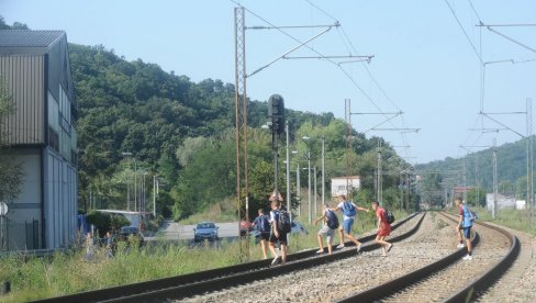 ДЕЦА ЈОШ ПРЕСКАЧУ ПРУГУ: Не назире се решење за безбедно прелажење Патријарха Димитрија и колосека до спортске хале у Раковици