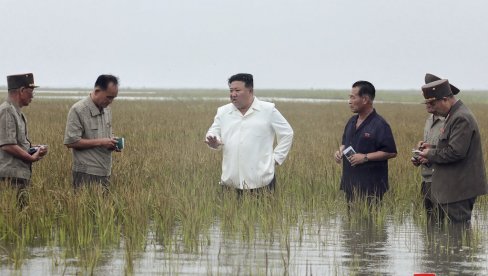 KIM DŽONG UN U BLATU DO STRUKA: Ispitivao močvare u sandalama i kritikovao državne zvaničnike (FOTO) KIM DŽONG UN U BLATU DO STRUKA: Ispitivao močvare u sandalama i kritikovao državne zvaničnike (FOTO)