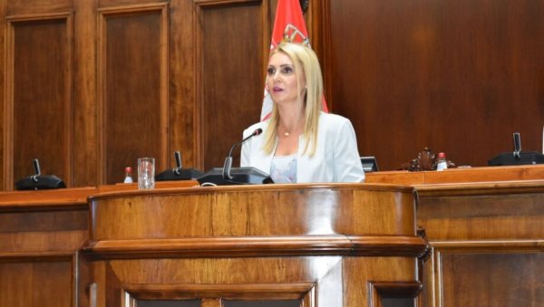 НОВАЦ ОД ГОЊЕЊА ШКОЛАМА: Министарство правде доделило средства 79 школа девет предшколских установа НОВАЦ ОД ГОЊЕЊА ШКОЛАМА: Министарство правде доделило средства 79 школа девет предшколских установа