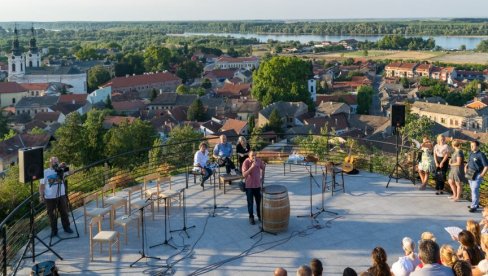 DODELA NAGRADA NA TRGU BRANKA RADIČEVIĆA: Deveti međunarodni festival poezije u Sremskim Karlovcima DODELA NAGRADA NA TRGU BRANKA RADIČEVIĆA: Deveti međunarodni festival poezije u Sremskim Karlovcima