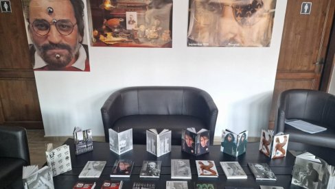 OMAŽ NAJVEĆEM JUGOSLOVENSKOM DIZAJNERU U RUMUNIJI: Izložba otvorena u okviru Dana preobraženja Srba, najvećeg književnog festivala u rasejanju OMAŽ NAJVEĆEM JUGOSLOVENSKOM DIZAJNERU U RUMUNIJI: Izložba otvorena u okviru Dana preobraženja Srba, najvećeg književnog festivala u rasejanju
