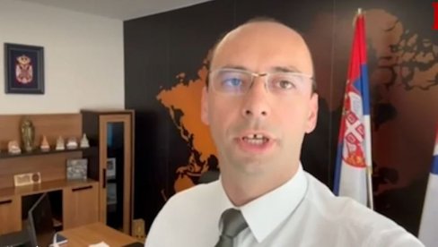 SVI SU NA SVOM RADNOM MESTU: Simić se javio iz kancelarije i demantovao navode da su ispražnjene prostorije PIO fonda u Mitrovici (VIDEO) SVI SU NA SVOM RADNOM MESTU: Simić se javio iz kancelarije i demantovao navode da su ispražnjene prostorije PIO fonda u Mitrovici (VIDEO)
