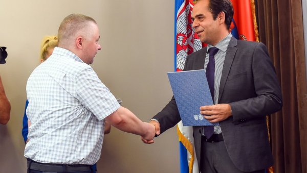 ПОКРАЈИНА ПОДРЖАЛА ОБНОВУ ШКОЛСКИХ ОБЈЕКАТА У ВОЈВОДИНИ: Издвојен 181 милион динара за 15 школа ПОКРАЈИНА ПОДРЖАЛА ОБНОВУ ШКОЛСКИХ ОБЈЕКАТА У ВОЈВОДИНИ: Издвојен 181 милион динара за 15 школа