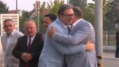 VUČIĆ I DODIK U LESKOVCU: A sad nas slobodno zezajte što smo slučajno obukli sakoe istih boja (FOTO) VUČIĆ I DODIK U LESKOVCU: A sad nas slobodno zezajte što smo slučajno obukli sakoe istih boja (FOTO)