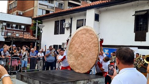 PLJESKAVICA NAPRAVLJENA OD 80 KILOGRAMA MESA: Na „Roštiljijadi“ u Leskovcu postavljen rekord nad rekordima (FOTO/VIDEO)