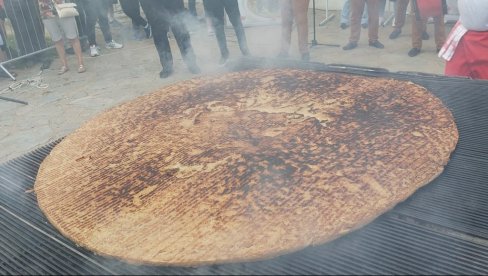 KAKO DA SE OKRENE PLJESKAVICA OD 80 KILOGRAMA MESA: Na Roštiljijadi u Leskovcu opet oboren rekord u pripremi najvećeg specijaliteta na svetu KAKO DA SE OKRENE PLJESKAVICA OD 80 KILOGRAMA MESA: Na Roštiljijadi u Leskovcu opet oboren rekord u pripremi najvećeg specijaliteta na svetu