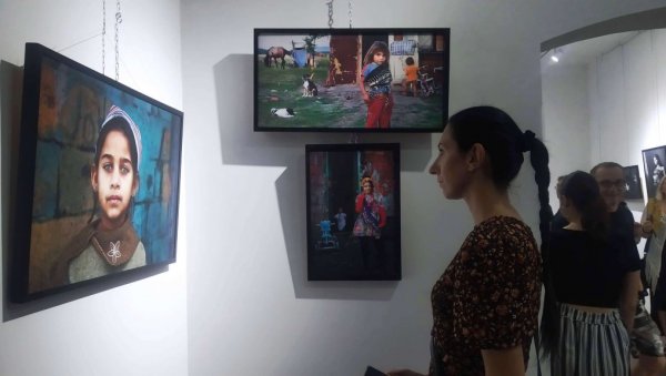 БОКАЦ ПОКЛАЊА ИЗЛОЖБУ МУЗЕЈУ: У Параћину посетиоцима још доступна изложба „Туга и радост - Роми“ (ФОТО) БОКАЦ ПОКЛАЊА ИЗЛОЖБУ МУЗЕЈУ: У Параћину посетиоцима још доступна изложба „Туга и радост - Роми“ (ФОТО)