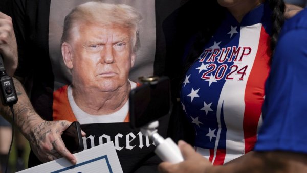 ДЕСЕТИНЕ ХИЉАДА ПРИСТАЛИЦА ЧЕКАЈУ ТРАМПА: Бивши председник САД треба да се појави у затвору у Џорџији (ФОТО) ДЕСЕТИНЕ ХИЉАДА ПРИСТАЛИЦА ЧЕКАЈУ ТРАМПА: Бивши председник САД треба да се појави у затвору у Џорџији (ФОТО)