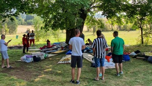 LEŽE ZA 1.000 EVRA: U Brezni, između Nikšića i Plužina, traje neobično nadmetanje LEŽE ZA 1.000 EVRA: U Brezni, između Nikšića i Plužina, traje neobično nadmetanje