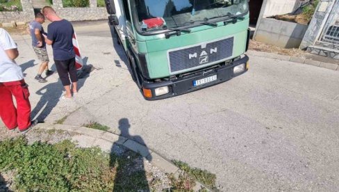 OVO JOŠ NISTE VIDELI: Sudarili se kamion i asfalt - saobraćajna nesreća u Aleksandrovcu OVO JOŠ NISTE VIDELI: Sudarili se kamion i asfalt - saobraćajna nesreća u Aleksandrovcu