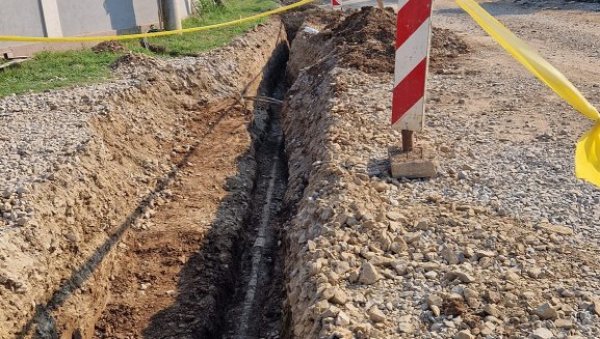 РЕКОНСТРУКЦИЈА САОБРАЋАЈНИЦА И ВОДОВОДНЕ МРЕЖЕ (ФОТО) РЕКОНСТРУКЦИЈА САОБРАЋАЈНИЦА И ВОДОВОДНЕ МРЕЖЕ (ФОТО)