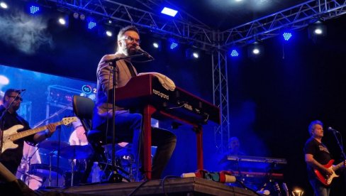 NA „ROŠTILJIJADI“ ZVUK GRAŠOVIH MORSKIH NOĆI: Petar Grašo iz Splita svojom muzikom doneo u Leskovac ljubav i miris Mediterana NA „ROŠTILJIJADI“ ZVUK GRAŠOVIH MORSKIH NOĆI: Petar Grašo iz Splita svojom muzikom doneo u Leskovac ljubav i miris Mediterana