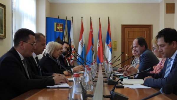 ЛЕТЊУ ШКОЛУ ПРОГРАМИРАЊА ПРОЂЕ 100 УЧЕНИКА: Састанак минисрке просвете са предсатвницима УНДП ЛЕТЊУ ШКОЛУ ПРОГРАМИРАЊА ПРОЂЕ 100 УЧЕНИКА: Састанак минисрке просвете са предсатвницима УНДП