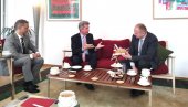 БРИТАНЦИ БИ ПОНОВО ДА НАМ БИРАЈУ ВЛАСТ: Ђилас и Стефановић код Фергусона БРИТАНЦИ БИ ПОНОВО ДА НАМ БИРАЈУ ВЛАСТ: Ђилас и Стефановић код Фергусона