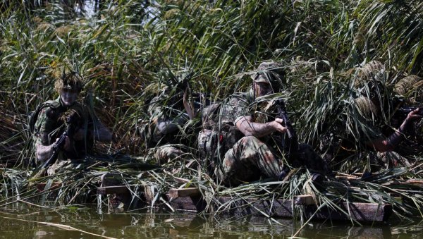 ПОГЛЕДАЈТЕ – НА ВОДИ, У ШУМИ, МАСКИРАНИ, СТИЖУ ДО “НЕПРИЈАТЕЉА”: Извиђачи Војске Србије на обуци (ФОТО) ПОГЛЕДАЈТЕ – НА ВОДИ, У ШУМИ, МАСКИРАНИ, СТИЖУ ДО “НЕПРИЈАТЕЉА”: Извиђачи Војске Србије на обуци (ФОТО)