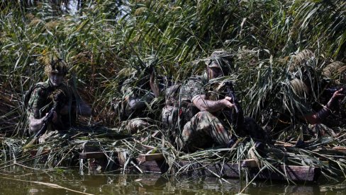 ПОГЛЕДАЈТЕ – НА ВОДИ, У ШУМИ, МАСКИРАНИ, СТИЖУ ДО “НЕПРИЈАТЕЉА”: Извиђачи Војске Србије на обуци (ФОТО)