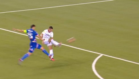 ТРЕЋИ ШАМАР ШАМПИОНУ: Овако је Вождовац дао гол за 3:0 против Звезде (ВИДЕО) ТРЕЋИ ШАМАР ШАМПИОНУ: Овако је Вождовац дао гол за 3:0 против Звезде (ВИДЕО)