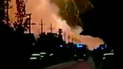 SNIMLJEN TRENUTAK STRAVIČNE EKSPLOZIJE U RUMUNIJI: Pumpa nestala u plamenu, odmah usledila druga detonacija (VIDEO) SNIMLJEN TRENUTAK STRAVIČNE EKSPLOZIJE U RUMUNIJI: Pumpa nestala u plamenu, odmah usledila druga detonacija (VIDEO)