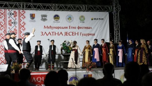 UKUSI „ZLATNE JESENI“: U Gudurici održan 21. etno-festival, uz rekordan broj učesnika (FOTO) UKUSI „ZLATNE JESENI“: U Gudurici održan 21. etno-festival, uz rekordan broj učesnika (FOTO)